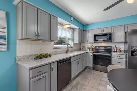 Kitchen - 1593 Marcella Dr, Fort Wright, KY 41011 photo 2 of 3