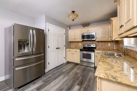 Kitchen - 10008 Wild Cherry Dr, Union, KY 41091 photo 3 of 3