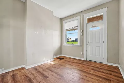 Living - 1809 Russell St, Covington, KY 41014 photo 2 of 6