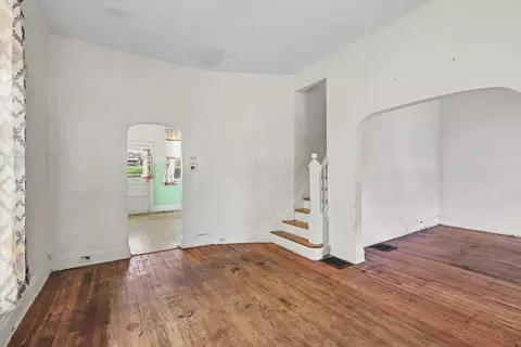 Living - 541 Oak St, Ludlow, KY 41016 photo 1 of 2