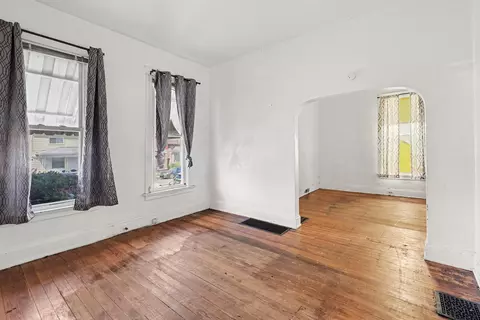 Living - 541 Oak St, Ludlow, KY 41016 photo 2 of 2