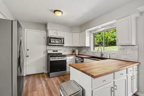 Kitchen - 1988 Crescent Ter, Crescent Springs, KY 41017 photo 2 of 2