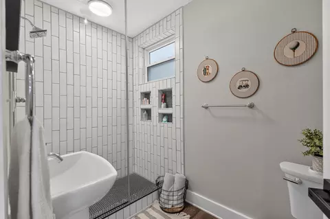 Bath - 1826 Scott Blvd, Covington, KY 41014 photo 2 of 6