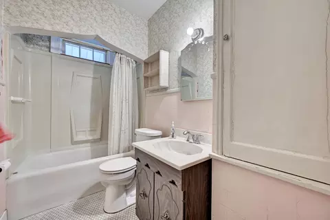 Bath - 1116 Cecelia Ave, Park Hills, KY 41011 photo 1 of 1