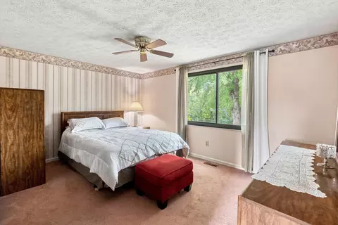 Bedroom - 8 Crystal Lake Dr, Covington, KY 41017 photo 2 of 4
