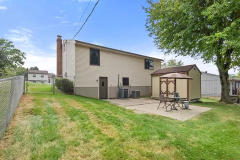Exterior - 8 Crystal Lake Dr, Covington, KY 41017 photo 2 of 7