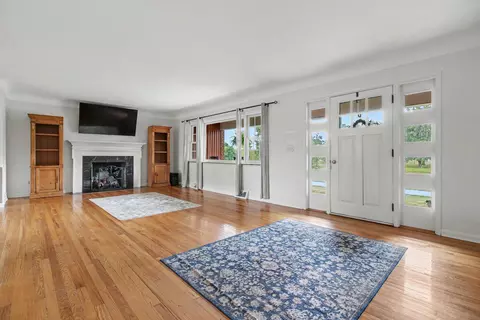 Living - 112 Warwick Ct, Crestview Hills, KY 41017 photo 2 of 5