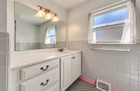 Bath - 112 Warwick Ct, Crestview Hills, KY 41017 photo 1 of 3