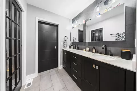 Bath - 300 View Pl, Covington, KY 41011 photo 2 of 6