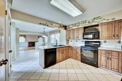 Kitchen - 249 N Ashbrook Cir, Lakeside Park, KY 41017 photo 2 of 2