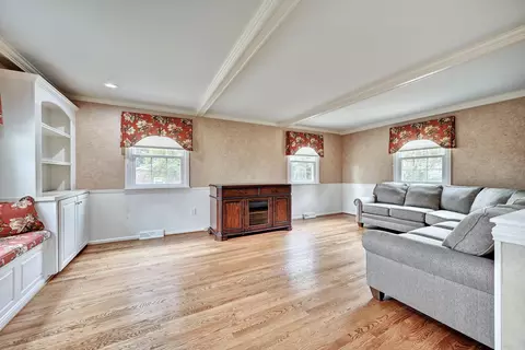 Living - 249 N Ashbrook Cir, Lakeside Park, KY 41017 photo 2 of 3