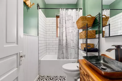 Bath - 25 Wallace Ave, Covington, KY 41014 photo 1 of 2