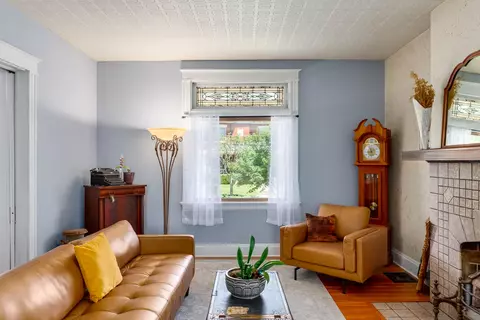 Living - 25 Wallace Ave, Covington, KY 41014 photo 4 of 7