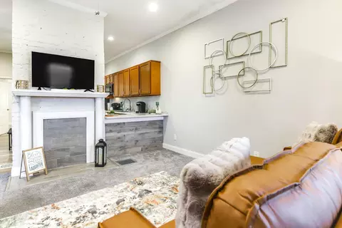 Living - 415 W 21st St, Covington, KY 41014 photo 2 of 4