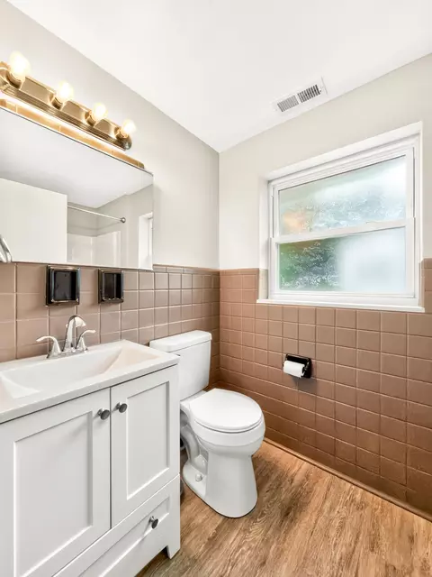 Bath - 902 Baker St, Covington, KY 41011 photo 1 of 3