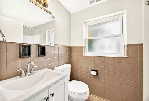 Bath - 902 Baker St, Covington, KY 41011 photo 2 of 3