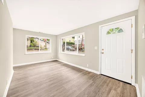 Living - 902 Baker St, Covington, KY 41011 photo 1 of 3