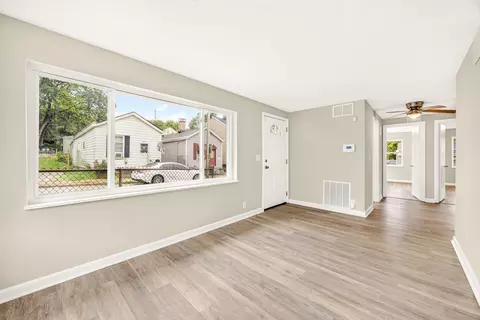 Living - 902 Baker St, Covington, KY 41011 photo 2 of 3