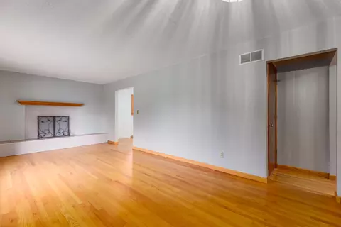 Living - 752 Rogers Rd, Villa Hills, KY 41017 photo 3 of 10