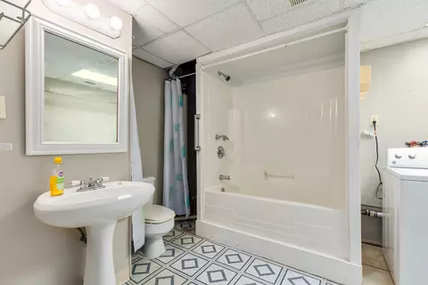 Bath - 752 Rogers Rd, Villa Hills, KY 41017 photo 3 of 3