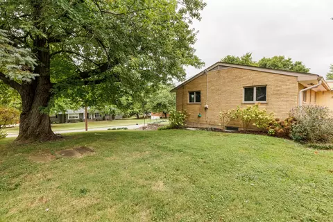 Exterior - 752 Rogers Rd, Villa Hills, KY 41017 photo 2 of 15