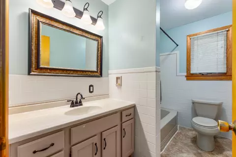 Bath - 752 Rogers Rd, Villa Hills, KY 41017 photo 2 of 3