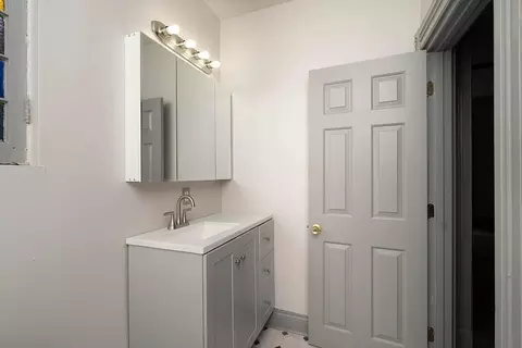 Bath - 209 Byrd St, Covington, KY 41011 photo 2 of 4