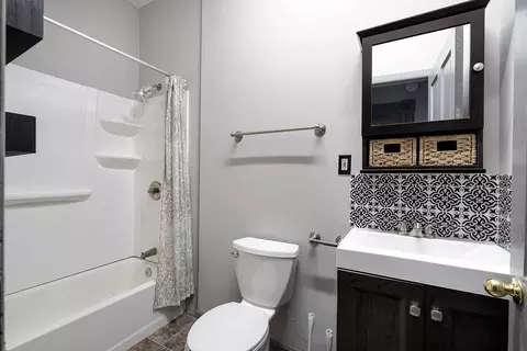 Bath - 209 Byrd St, Covington, KY 41011 photo 3 of 4