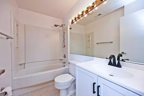Bath - 323 E 2nd St #101, Covington, KY 41011 photo 2 of 3