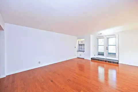 Living - 323 E 2nd St #101, Covington, KY 41011 photo 3 of 6
