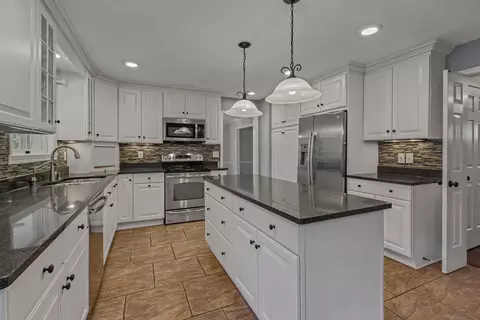 Kitchen - 566 Kinsella Dr, Edgewood, KY 41017 photo 1 of 2