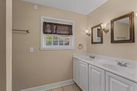 Bath - 566 Kinsella Dr, Edgewood, KY 41017 photo 1 of 4