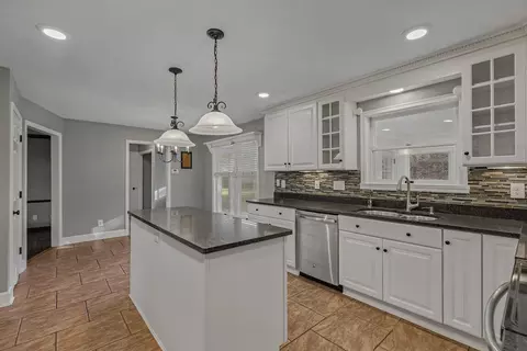 Kitchen - 566 Kinsella Dr, Edgewood, KY 41017 photo 2 of 2