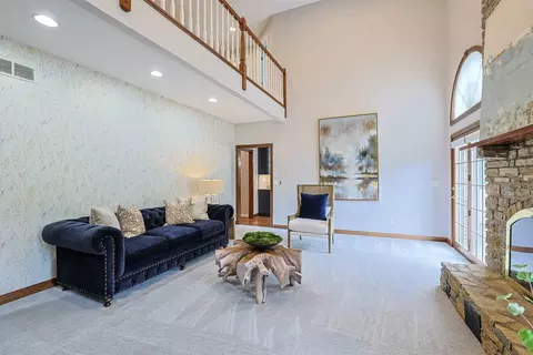 Living - 777 Abbotsbury Pl, Edgewood, KY 41017 photo 4 of 7