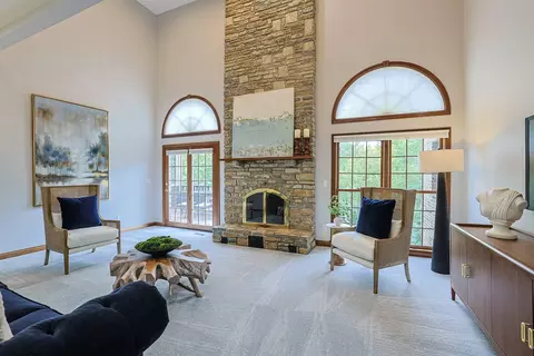 Living - 777 Abbotsbury Pl, Edgewood, KY 41017 photo 2 of 7