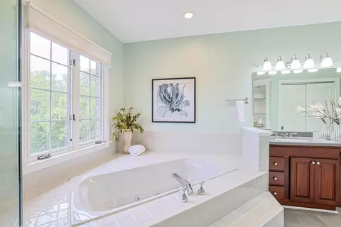 Bath - 777 Abbotsbury Pl, Edgewood, KY 41017 photo 2 of 7