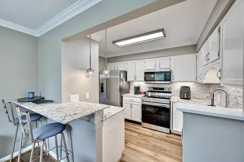 Kitchen - 4050 Edgelake Ct, Villa Hills, KY 41017 photo 2 of 3