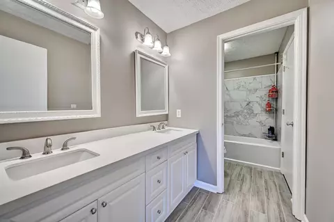 Bath - 4050 Edgelake Ct, Villa Hills, KY 41017 photo 3 of 3