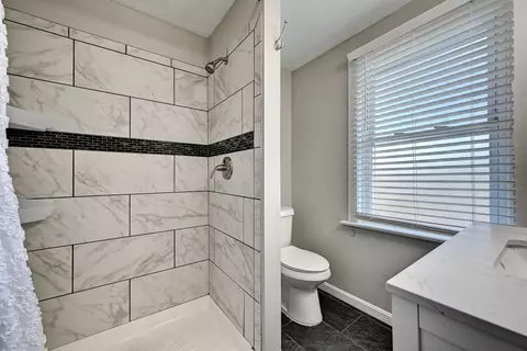 Bath - 1812 Monroe St, Covington, KY 41014 photo 2 of 4