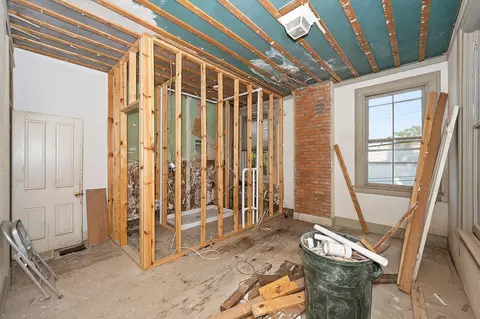 Bath - 808 Greer St, Covington, KY 41011 photo 2 of 5
