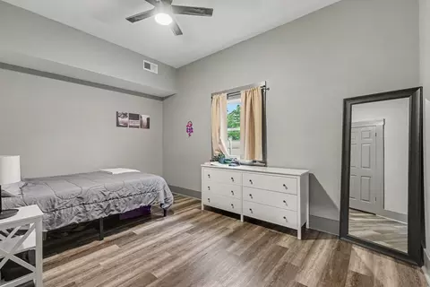 Bedroom - 121 E Martin Luther King Jr Blvd, Covington, KY 41011 photo 5 of 9