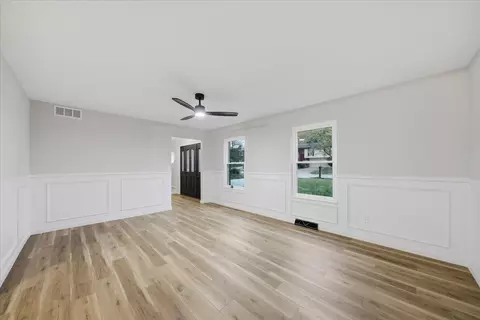 Living - 807 Valley Trails Dr, Villa Hills, KY 41017 photo 3 of 8