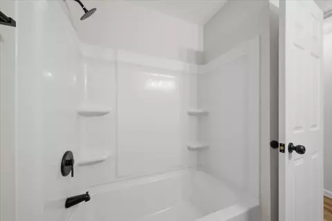 Bath - 807 Valley Trails Dr, Villa Hills, KY 41017 photo 3 of 4