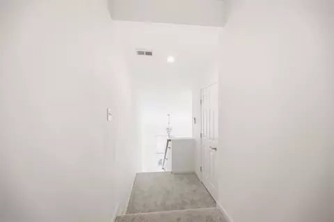 Entry Way - 323 Skyview Ct, Ludlow, KY 41016 photo 1 of 2