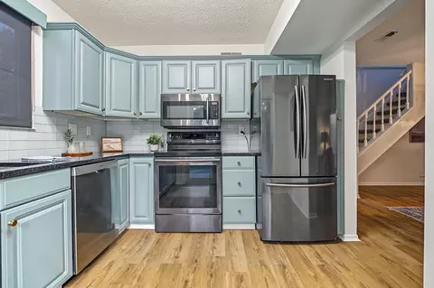 Kitchen - 101 Spindletop Ct, Crestview Hills, KY 41017 photo 3 of 3