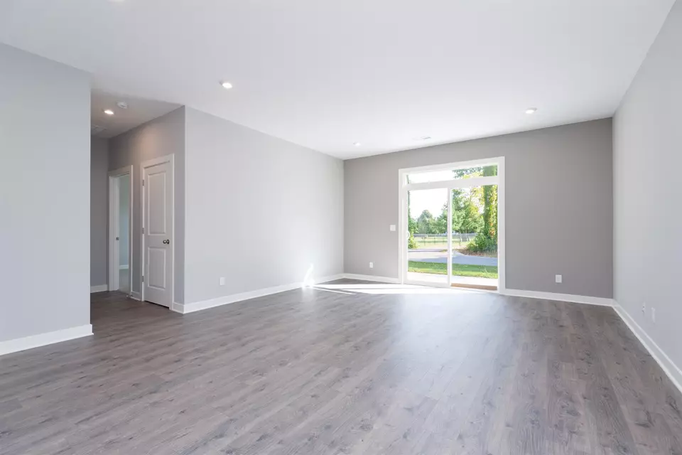 Living - 570 Alabaster Ln, Owensboro, KY 42301 photo 2 of 4