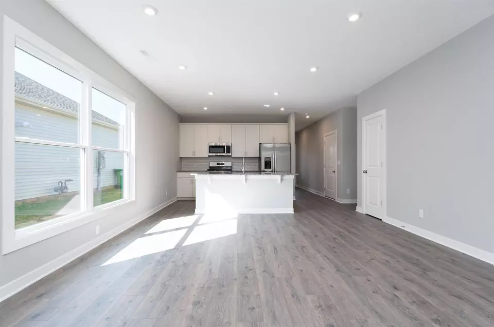 Living - 570 Alabaster Ln, Owensboro, KY 42301 photo 4 of 4