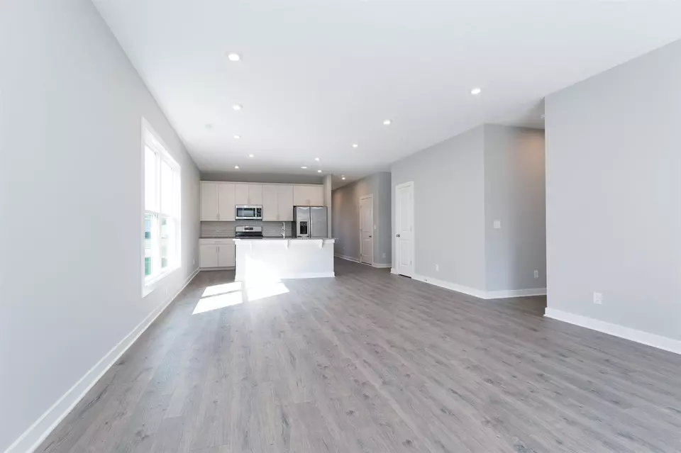 Living - 570 Alabaster Ln, Owensboro, KY 42301 photo 3 of 4