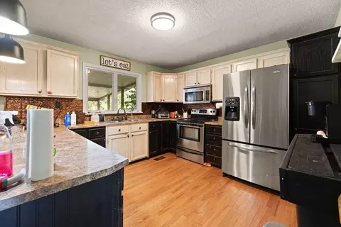Kitchen - 588 Frankfort School Rd, Corbin, KY 40701 photo 3 of 5