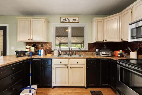 Kitchen - 588 Frankfort School Rd, Corbin, KY 40701 photo 5 of 5